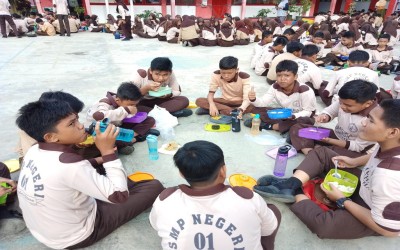 MAKAN BERSAMA DI LINGKUNGAN SMP NEGERI 01 BENGKULU UTARA